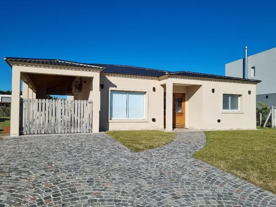 Casa En Venta En San Felipe De Canning!!! 3 Dormitorios + Escritorio!! Sobre Lotazo Interno De 745 Mts!!! Piscina Y Riego!!!