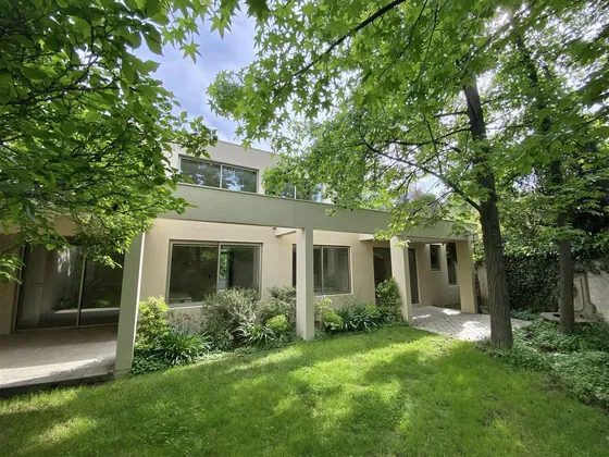 Casa En Arriendo De 5 Dorm. En Las Condes