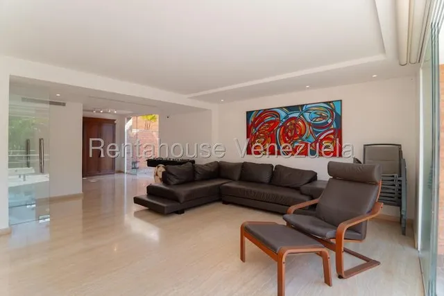 Sb Hermosa Casa En Alquiler, Ubicada En Prados Del Este En Calle Privada Con Vigilancia Las 24 Horas. Posee Un Terreneno De 1.281m2 Y 700m2 De Construccion