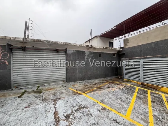 Dennymar, Alquila Este Bello Local Muy Funcional En Zona Comercial Al Este De Barquisimeto, Con Mas De 200m2, Con Todos Los Servicios Basicos! Contactame 27 247.