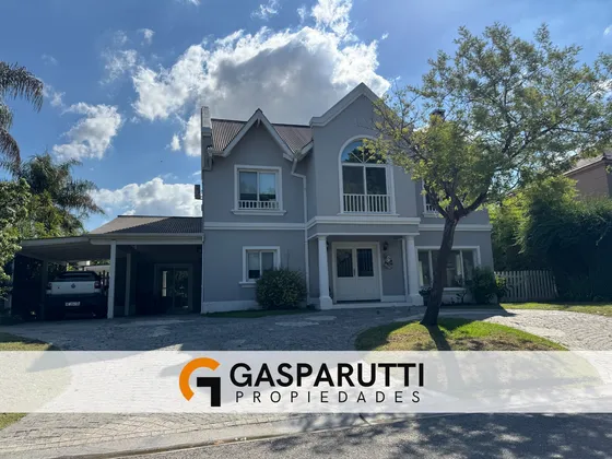 Casa En Venta En Barrio Septiembre, 5 Ambientes Con Pileta