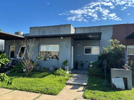 Venta Monte Grande Barrio Mirasoles Casa De 3 Dormitorios, Galeria Y Piscina 