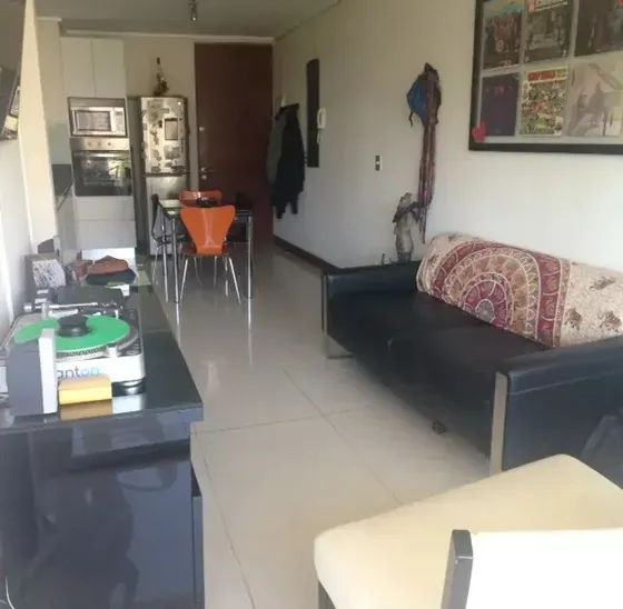 Un Dormitorio Amoblado Con Estacionamiento
