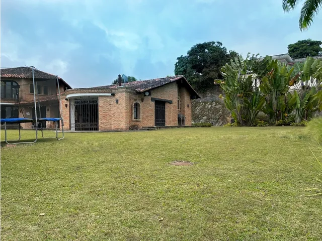 Vendo Casa C.700m2 T:2.400m2 8h/7b/7p La Lagunita
