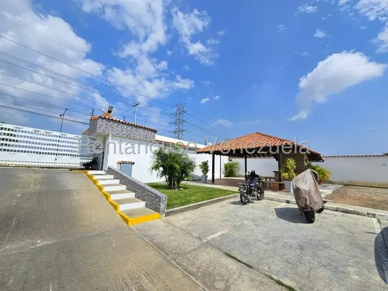 Maritza Lucena Alquila En Un Urbanismo No Solo Hermoso, Sino Seguro Y Con Fácil Acceso. Esta Casa En Cabudare, Cómodas Habitaciones, Cocina Integrada, Amplio Patio, Vigilancia 24/7, Parque, Caney.