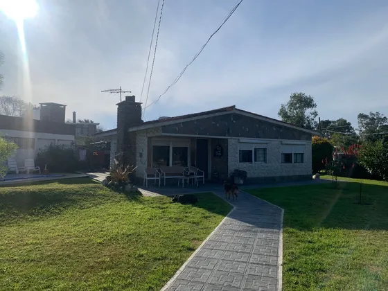 Se Vende Casa, 3 Dormitorios, Con Amplio Terreno, A 1 Cuadra De La Playa, En Lomas De Solymar. Ciudad De La Costa.