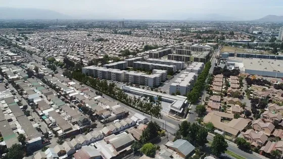 En Medio De Barrio Residencial Y Nuevos Condominios