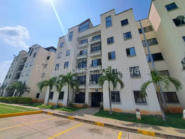 Jv Vende Apartamento En Zona Tranquila Con La Ventaja De Tener Centros Comerciales Cerca. 25-21897