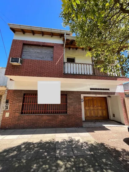 Casa En Venta En Villa Lynch 7 Ambientes Cochera Y Jardin