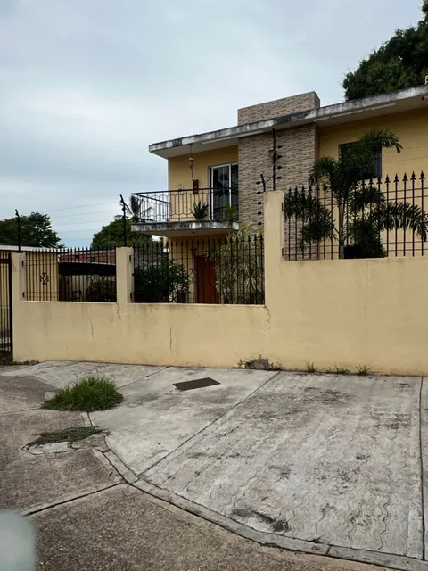 Casa Con Local Comercial A Pie De Calle En La Asuncion Ic-00488