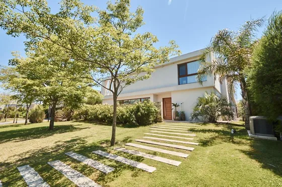 Casa Moderna En Barrio El Golf Con Vista Privilegiada Al Fairway