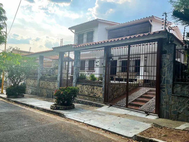 Casa De Dos Niveles En Las Chimeneas, Calle Abierta - Area De Parrillera Atm