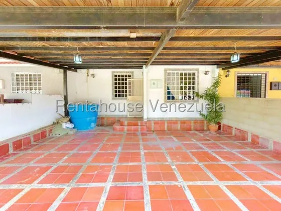 Casa En Venta En Cabudare La Piedad Norte Dispone De 3 Habitaciones 2 Baños Posee Bellas Areas Comunes Cod 25 24014 Comunicate Soy Gabi Irastorza                                                       