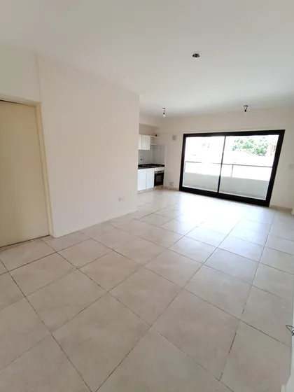 Departamento en Alquiler en 2 Piso C, 1 Ambiente Dividido, Contrafrente, Luminoso con Balcón y Cochera Fija Descubierta en Pb. 45 M2 Totales, con Excelente Ubicación.