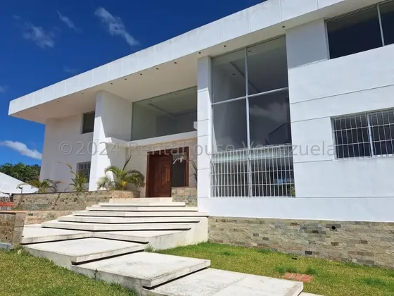 Ms: 27-816, Vendemos Amplia Casa Totalmente Nueva En La Lagunita. A=3.000m2, 6h, 10b, 12p.
