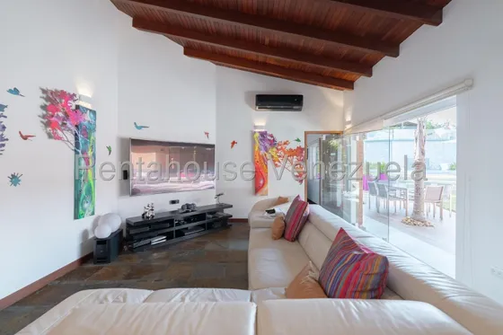 Venta De Casa Remodelada Lomas Del Country Club Caracas Lp