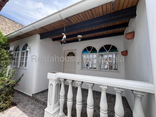 Jip 25-20352. Rentahouse Vende Comoda Casa En Urbanismo Cerrado De 154 Mts2, 3 Hab, 1 Baños, 2 P/e, Facil Acceso,vigilancia Privada Y Conectada Va Pozo. En Urb Los Overos. La Encrucijada