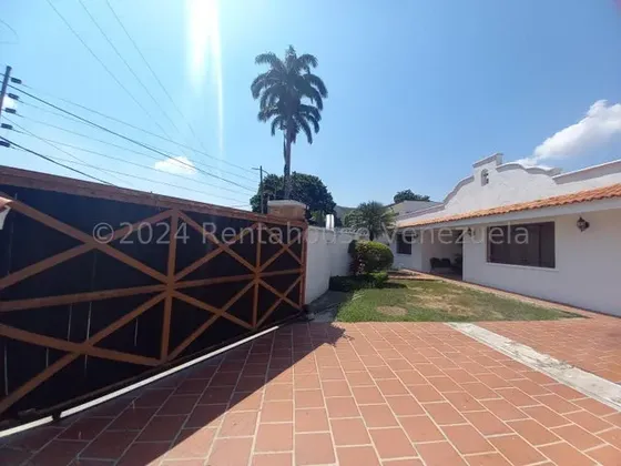 J.j Latouche Casa En Venta Urbanizacion Guaparo Valencia, 762 Metros De Terreno, Amplia, Comoda E Iluminada, Conjunto Cerrado, Planta Eléctrica 100% Y Pozo De Agua.