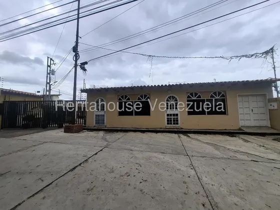 Maritza Lucena Ofrece En Alquiler Excelente Local Comercial En Cabudare, A Pie De Calle, Ofrece Espacio, Ideal Para Cualquier Tipo De Negocio.