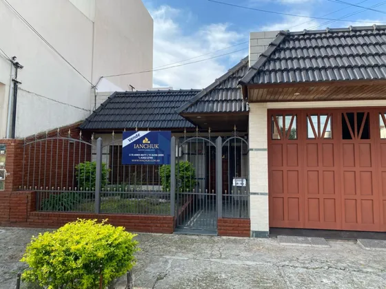 Casa Con Galpón Y Cochera De 5 Ambientes En Venta