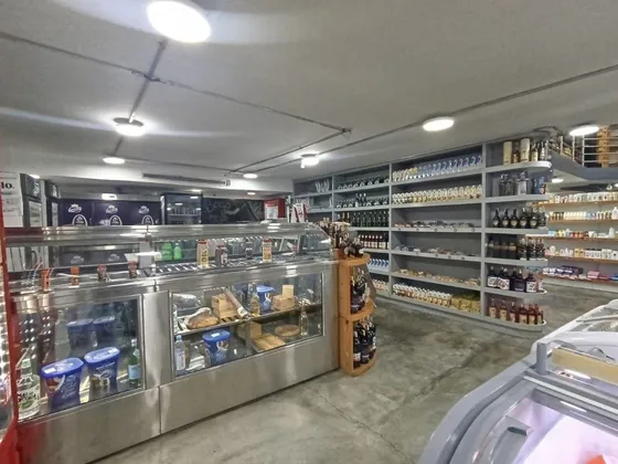 Fondo De Comercio De Licores, Charcuteria Y Toda La Gama De Alimentos Y Productos    Jc-lp