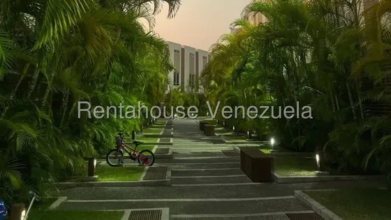 25-18581 En Venta Esta Elegante Casa Cuenta Con Tres Habitaciones Y Tres Baños , Diseñada Para Ofrecer Comodidad Y Estilo, Santa Rosa Barquisimeto  Rahco Y:c 