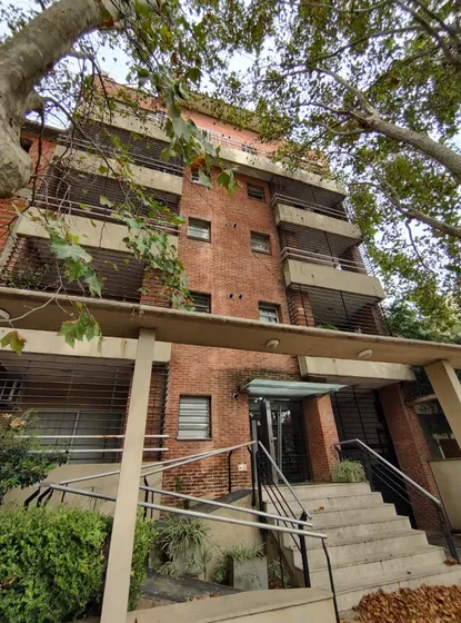 Venta De Departamento En Adrogue: Exclusivo Triplex, En Edificio Centrico Con Piscina Y Cochera*retasado*