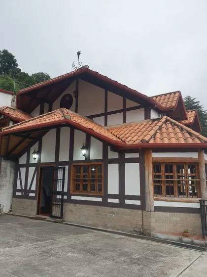 Casa Tipo Chalet En Venta La Colonia Tovar Eu 25-21016