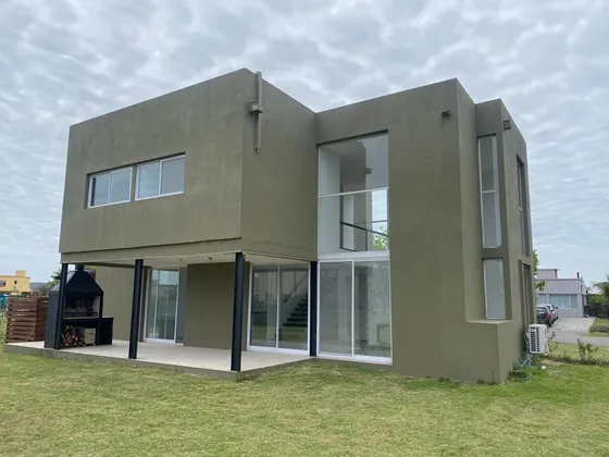 Venta - Casa - Lote Cerrado El Canton - Permuta