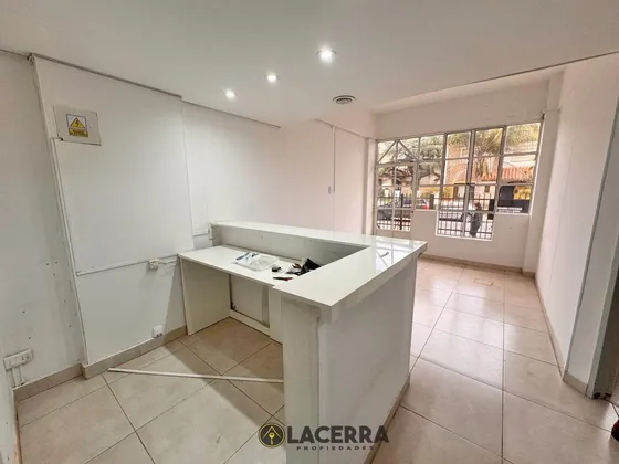 Local En Villa Ballester Sobre La Calle Independencia 170mts2