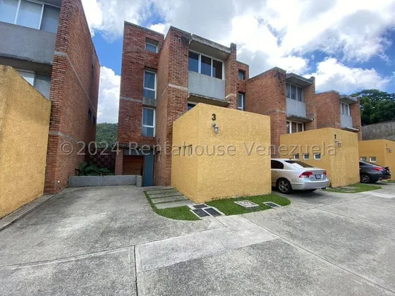 Y.t. Townhouse En Venta, Los Guayabitos Mls #25-1964