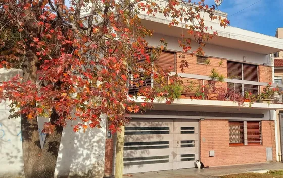 Casa De 5 Ambientes Ubicada En Ramos Mejía Sur En El Barrio Pileta
