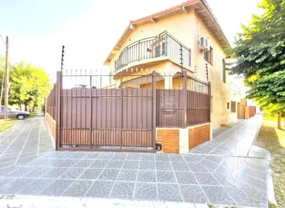 Casa En Venta - 2 Dormitorios 3 Baños - 348mts2 - Morón