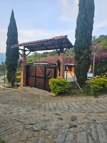 Casa Finca En Girardota, Vereda El Barro, A 10 Min. Del Parque Principal. 