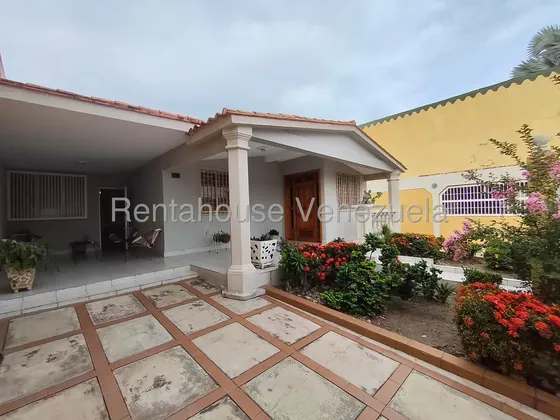 Jip 25-23751. Rentahouse Vende Hermosa Casa Estilo Colonial, De 3 Hab, 3 Baños, 5 P/e, Vigilancia Privada. En Urb. Corinsa, Cagua