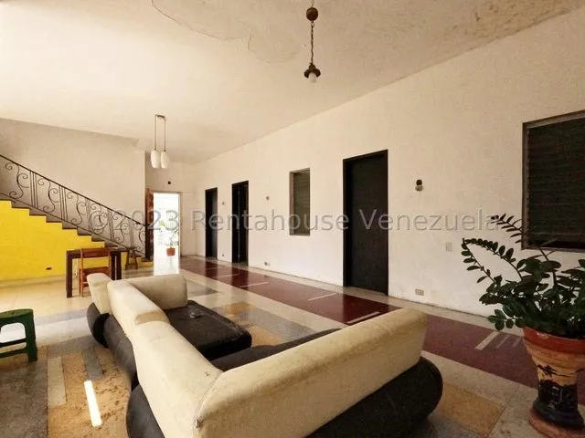 Daniela Linarez Vende Casas Duplex En Pleno Centro De Barquisimeto Con 1004m2 Posee Area De Servicios Area De Deposito Espacios En Optimas Condiciones Contactame!                                      