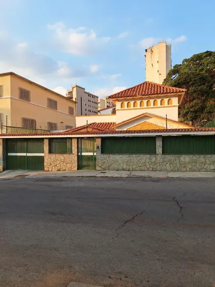 Casa En Venta En La Urbanización Los Chaguaramos, Av. Alma Mater