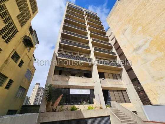 Oficina Remodelada Y Amoblada En Los Dos Caminos. Mls #25-24061