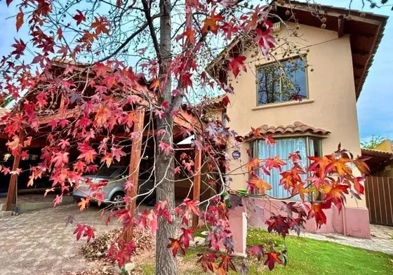 Casa En Venta De 4d + 3b Hacienda El Peñon, Puente Alto