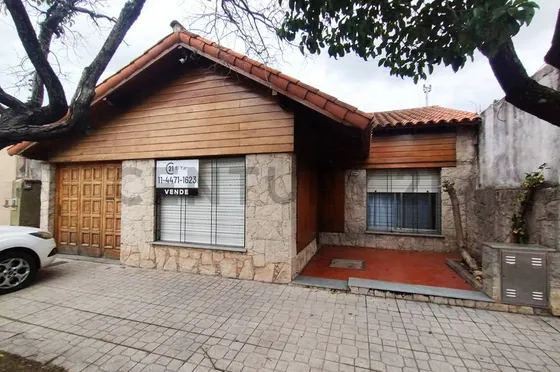 Venta De Casa En Ph 4 Ambientes En Centro De Florencio Varela. Apto Crédito