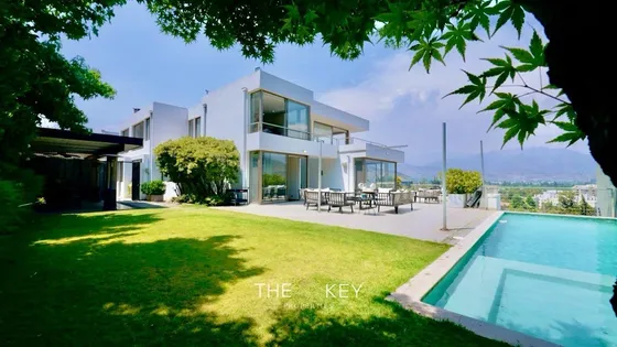 Casa En Venta De 6 Dorm. En Lo Barnechea