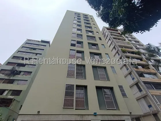 Amplio Apartamento Con Gran Potencial Para Remodelar En Venta En La Florida. Fabiola. Mls #25-18126.