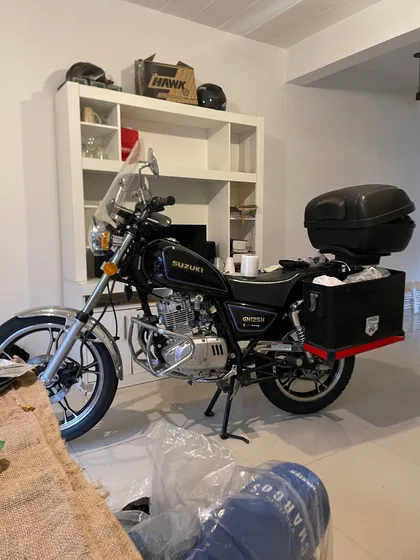 Suzuki Gn 125h Rodada 2025 Con Accesorios Para Viajar