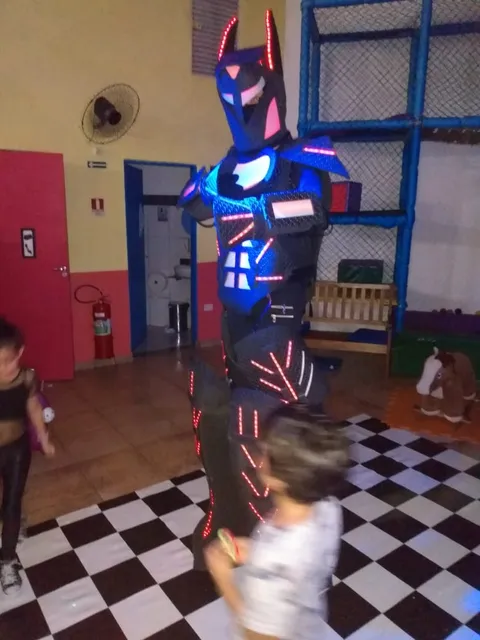 Robô De Led  R500  Com Bazuca De Fumaça 