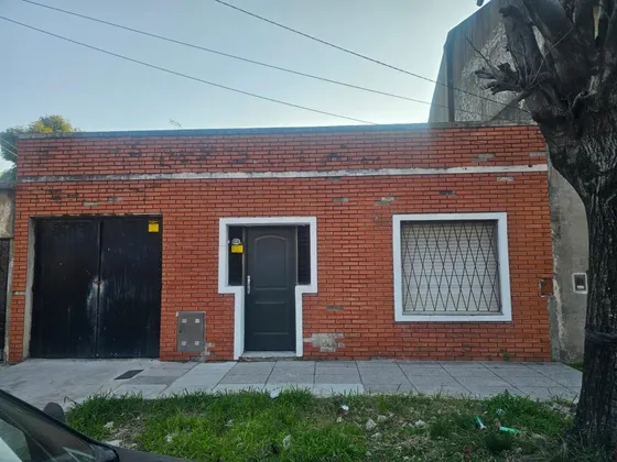 Alquilo Casa De 3 Ambientes En Caseros Patio Y Cochera F: 10491