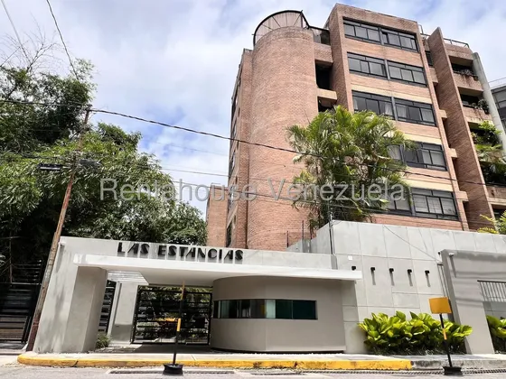 Apartamento En Alquiler Los Palos Grandes Con Vista Al Ávila Piscina Gimnasio Y Cuatro Puestos #27-1028