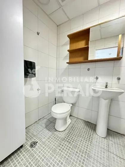 El Inmueble Consiste En Un Local Comercial De 150 M2 Estratégicamente Ubicado En El Corazón De Los Palos Grandes, Una De Las Zonas Con Mayor Dinamismo Económico, Seguridad Y Afluencia De Público. Hc