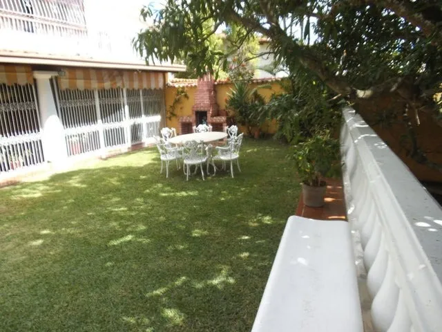 Agp Casa Con Terraza Y Vista Al Ávila En Venta En Macaracuay, En Calle Cerrada. Documentos Listos Para La Venta,  22-5447 Ys 