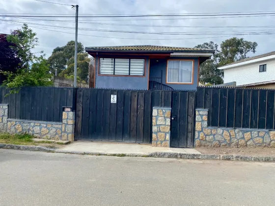 Vende Casa 2 Dorm. 2 Baños, Centro De Algarrobo.