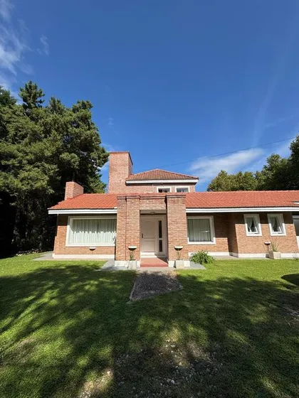 Venta De Casa Apto Crédito En Villa Allende Con 3 Dorm. Y Pileta.